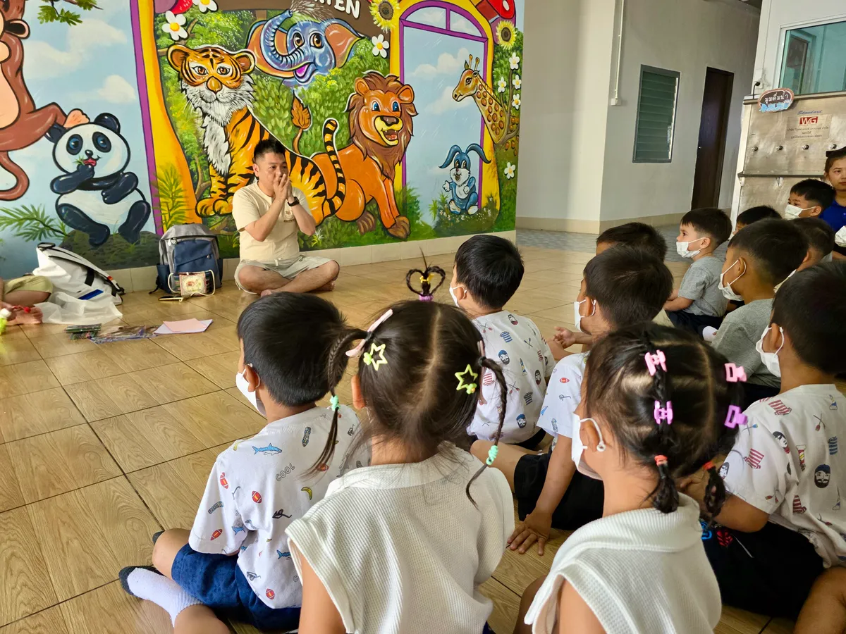 成員為孩子示範手笛演奏