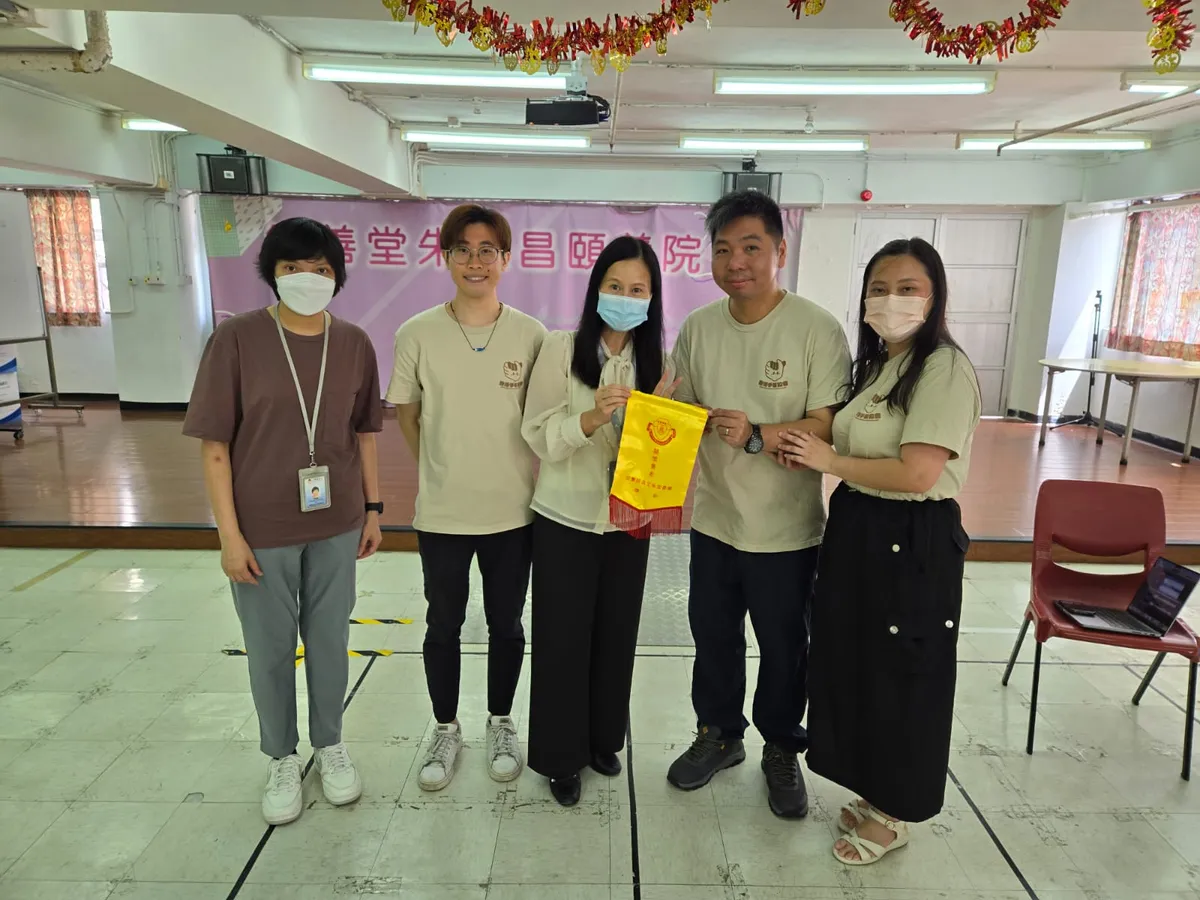 長者跟著旋律打節拍